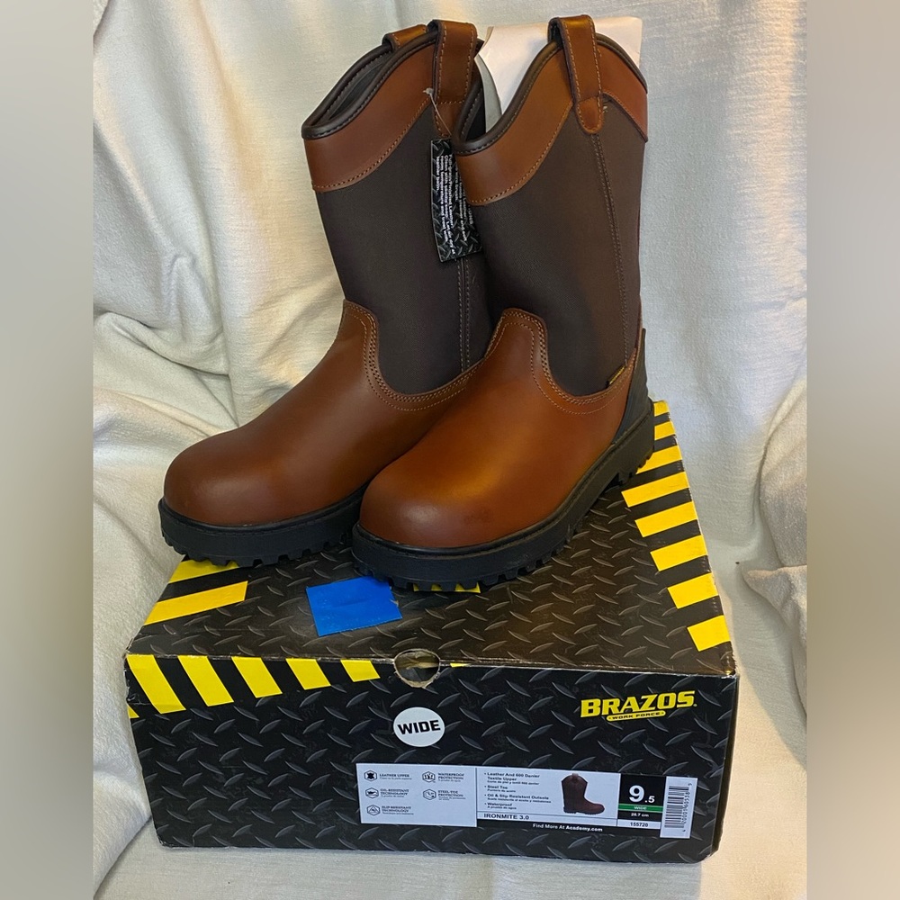 NWT 9.5 wide Work boots